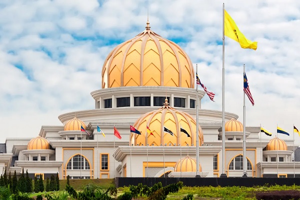 Cung điện Istana Negara nổi bật với phần mái vòm màu vàng bắt mắt