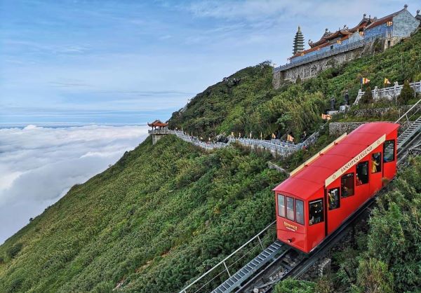 Di chuyển lên Fansipan bằng cáp treo